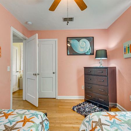 Fort Walton Coastal Retreat With Yard Walk To Beach フォート・ウォルトン・ビーチ エクステリア 写真
