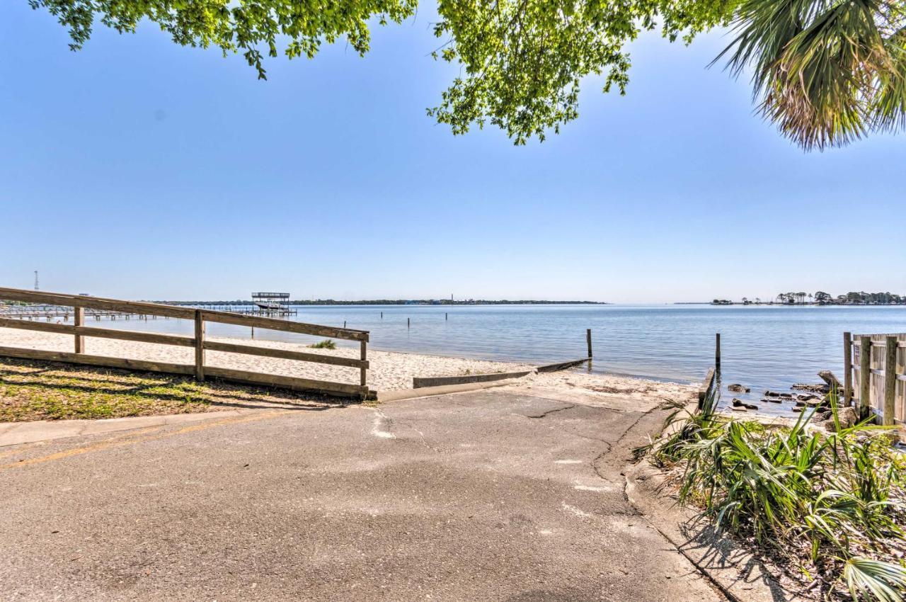 Fort Walton Coastal Retreat With Yard Walk To Beach フォート・ウォルトン・ビーチ エクステリア 写真