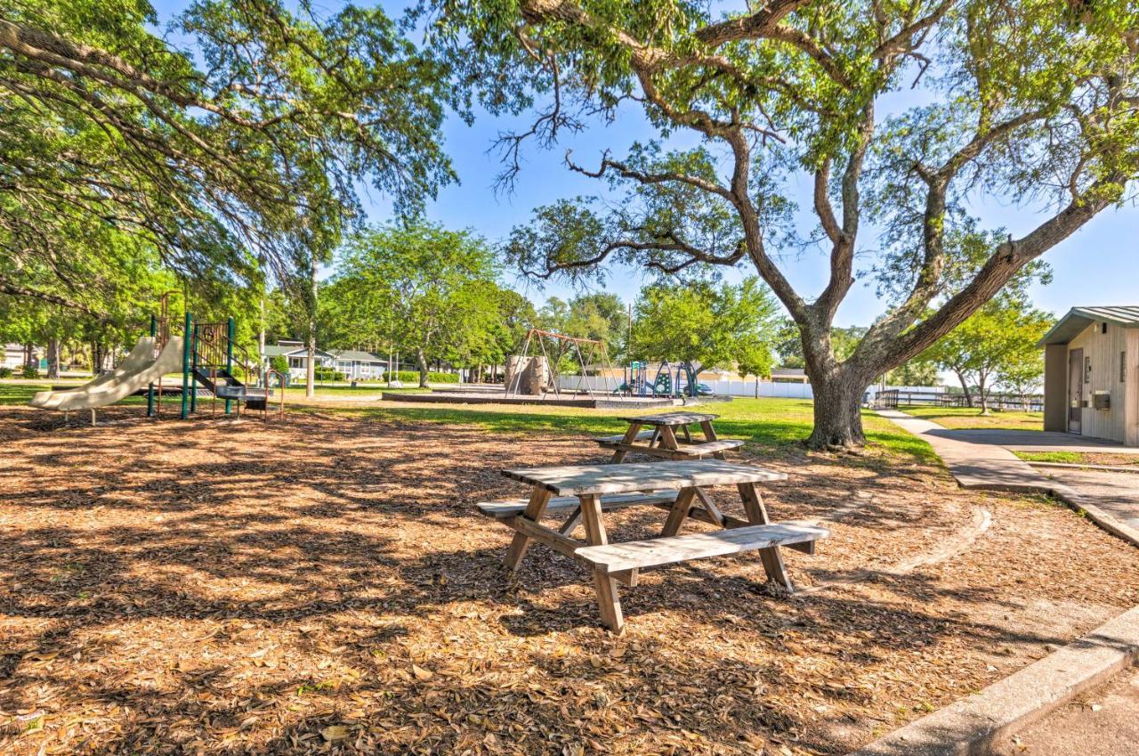 Fort Walton Coastal Retreat With Yard Walk To Beach フォート・ウォルトン・ビーチ エクステリア 写真