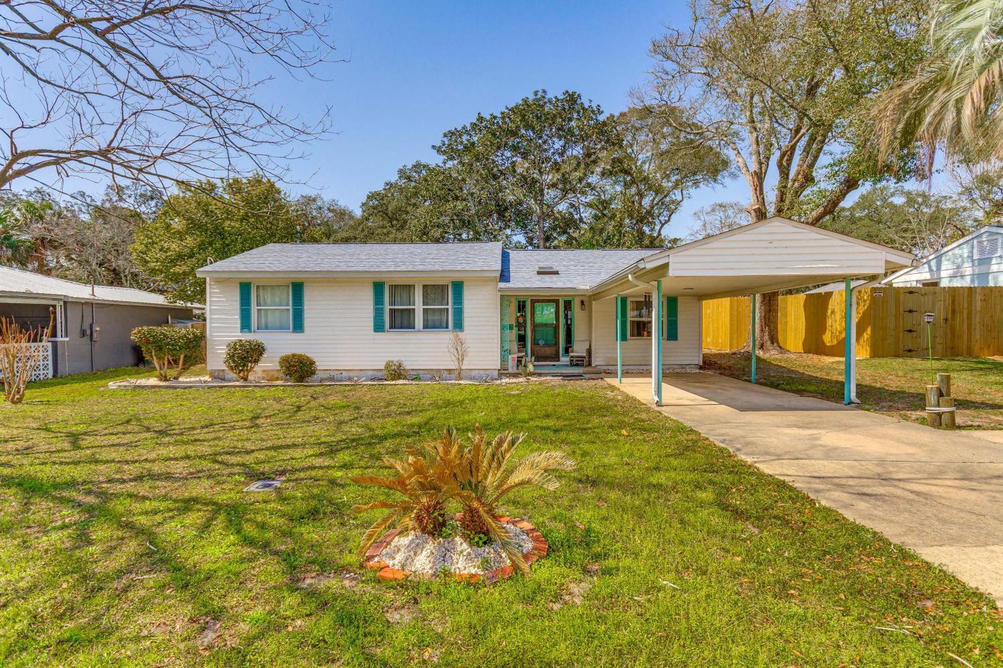 Fort Walton Coastal Retreat With Yard Walk To Beach フォート・ウォルトン・ビーチ エクステリア 写真