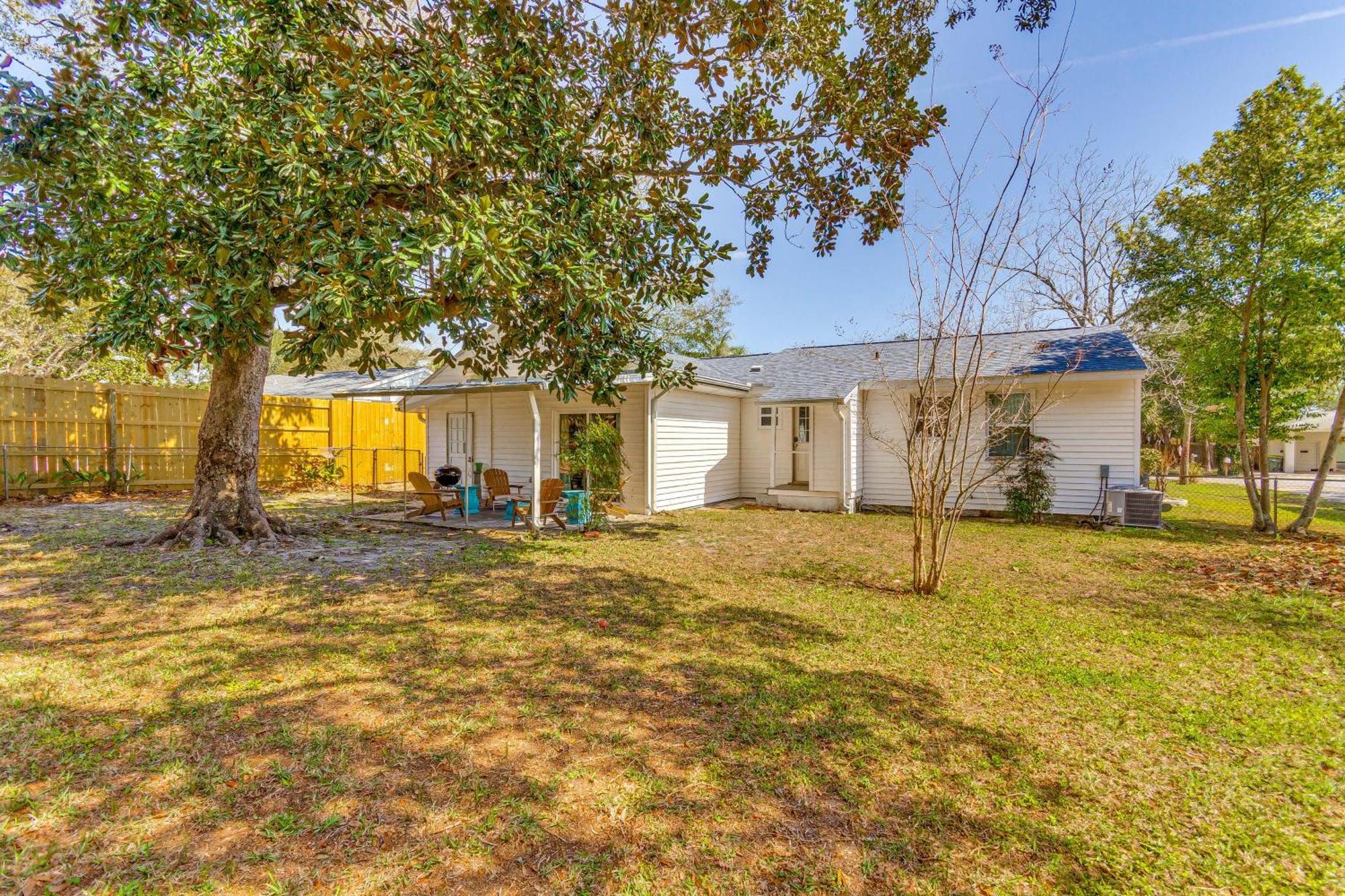 Fort Walton Coastal Retreat With Yard Walk To Beach フォート・ウォルトン・ビーチ エクステリア 写真